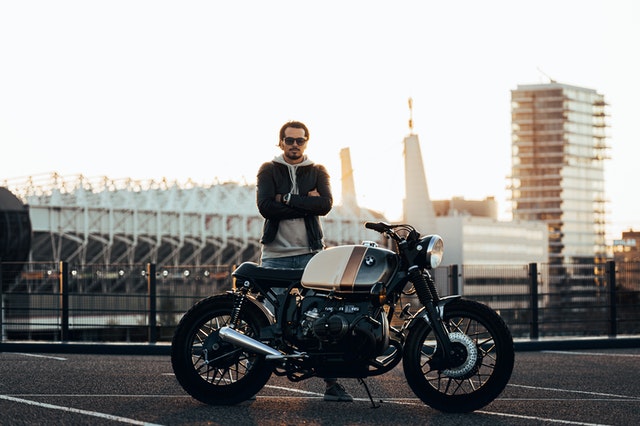 imagen de motociclistas aventureros